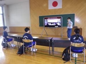 消防本部の概要を中学生に説明している