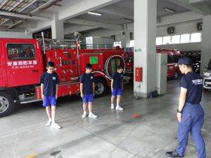 訓練礼式で回れ右の足さばきを訓練中