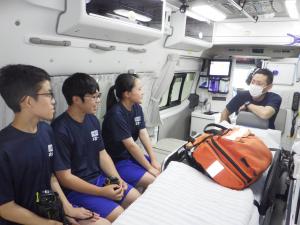 救急車内で救急活動の説明中