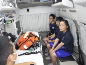 救急車内の資器材について説明中