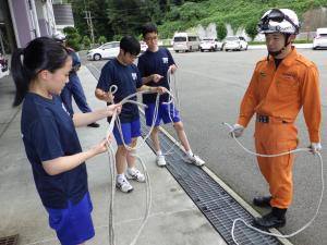 救助訓練体験のため救助ロープについて説明