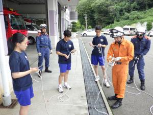 ロープ結索訓練でもやい結びの作成