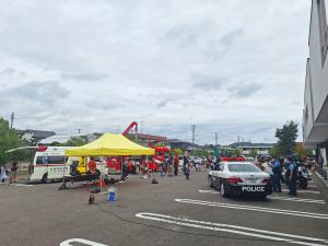 えぽか駐車場には消防車以外にもパトカーと白バイも展示していました