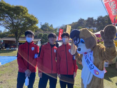 火の用心を呼びかける犬の着ぐるみの１日消防署長の様子