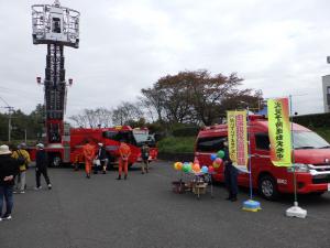 しらさわ秋まつりではしご車と指揮車の展示、火災予防の呼びかけ。
