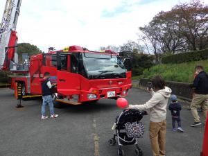 はしご車展示見学中