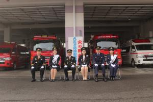南消防署車庫前にて集合写真