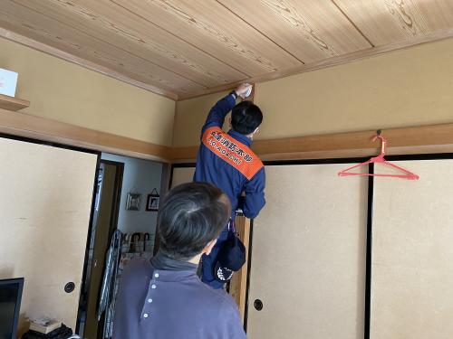 住宅用火災警報器を取付している様子