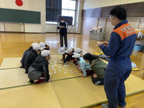 かるたを楽しむ子供たちの様子