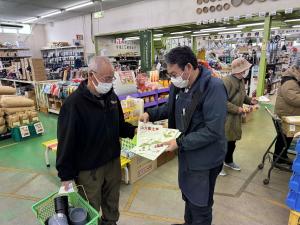 買い物客へチラシの配布と説明
