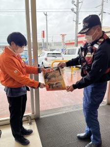 店舗へポスター掲示を依頼