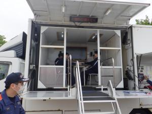 地震体験車で地震を体験