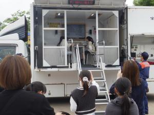 地震体験車で地震を体験