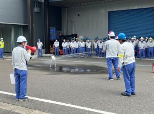 AGC本宮事業所職員による水消火器訓練の様子