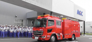 火災通報を受けAGC本宮事業所到着した化学消防車