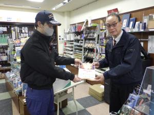 チラシの配布と説明