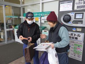 買い物客へチラシの配布と説明