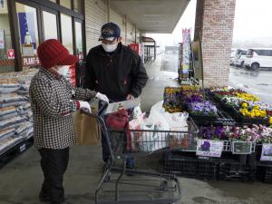 買い物客へチラシの配布と説明