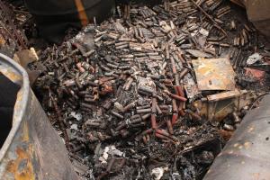 焼損した多量のリチウムイオン電池