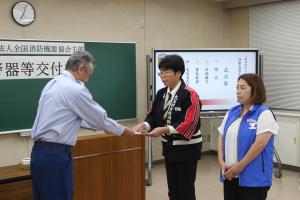 隊長に目録贈呈