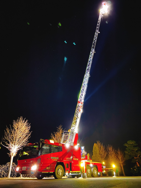 夜間訓練中のはしご車